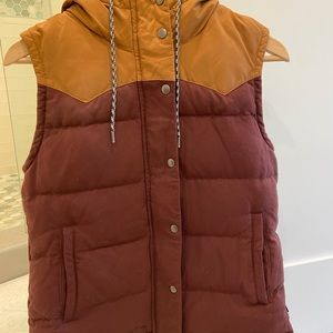 EUC Patagonia Womens Bivy Vest in size Small. Colors are burgundy and tan